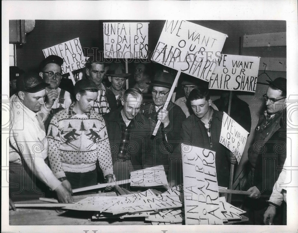 1956 Press Photo Michigan Farmers Demonstrate for higher Price. - Historic Images