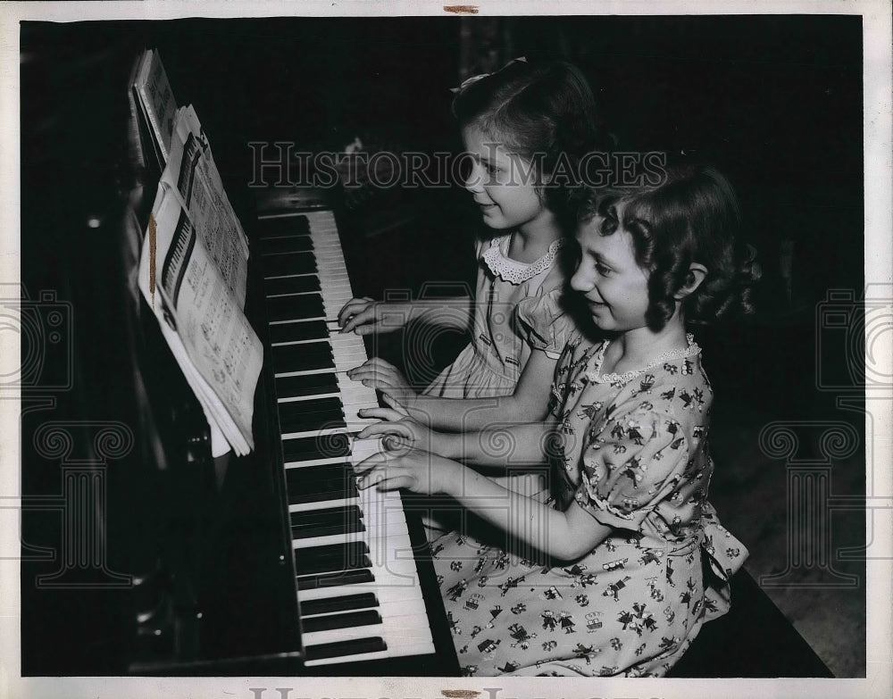 1946 Press Photo Carol Schwertner &amp; Janice Augustine Playing Piano - Historic Images