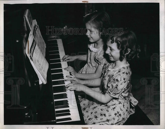 1946 Press Photo Carol Schwertner & Janice Augustine Playing Piano - Historic Images