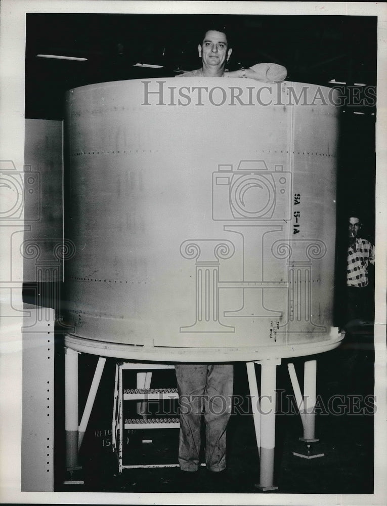 1962 Press Photo L. A. Bourne inside a fuel and oxidizer tank, Ling-Temco-Vought - Historic Images