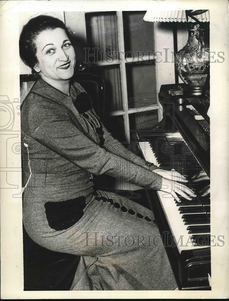 1934 Press Photo Anna Turkel rehearsing for role in &quot;Aida&quot;, Civic Opera Company - Historic Images