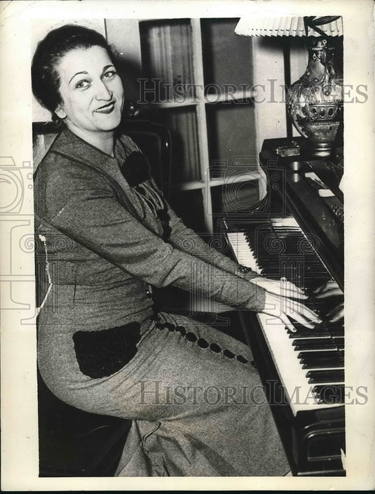 1934 Press Photo Anna Turkel rehearsing for role in "Aida", Civic Opera Company - Historic Images