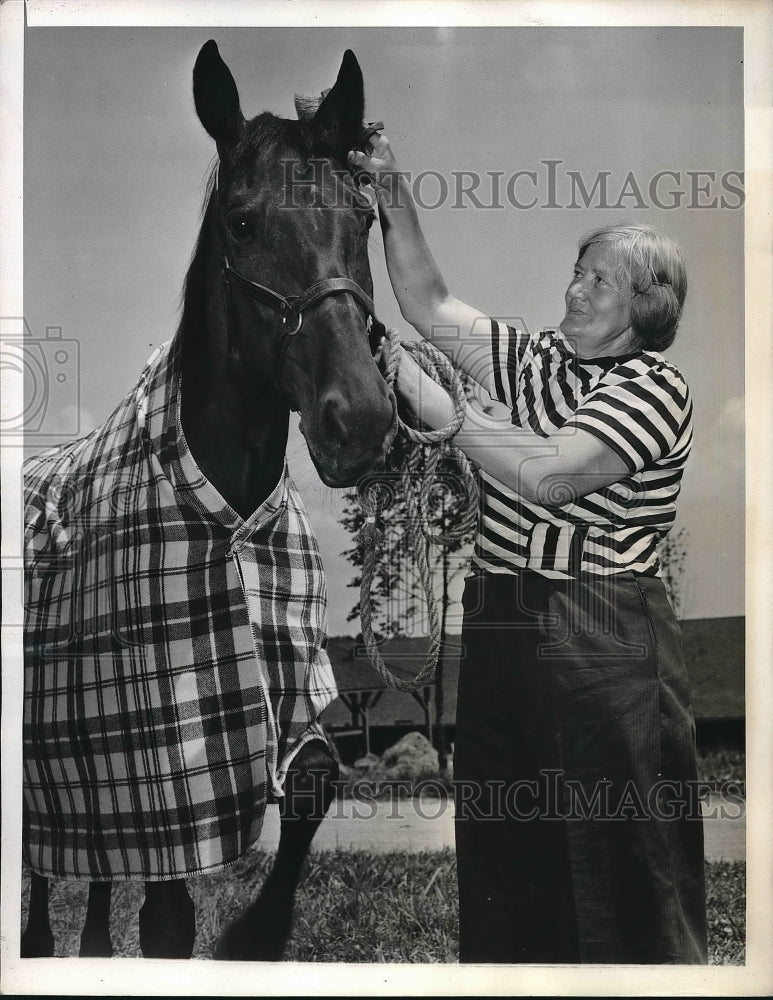 1943 Press Photo Mrs. Sinclair K. Kickens grooms her Daisy Hanover - neb07030 - Historic Images