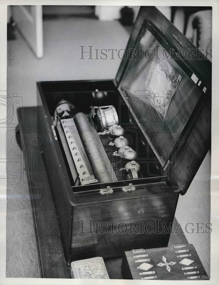 1963 Press Photo Cabinet-type music box for Leo St. Clair of Sulphur Springs - Historic Images