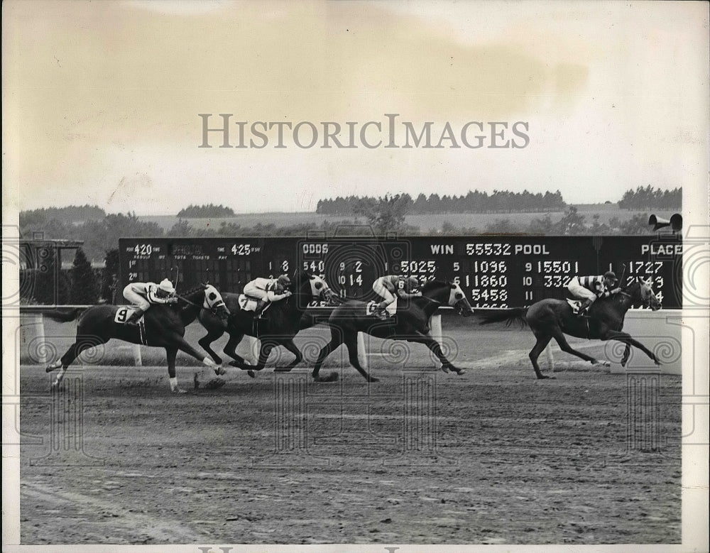 1940 Birch Rob far ahed in Fifth Race at Empire City Rae Track.-Historic Images