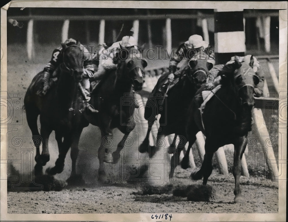 1943 Press Photo Grey Wings lead in fifth race in Empire City at Jamaica Race. - Historic Images