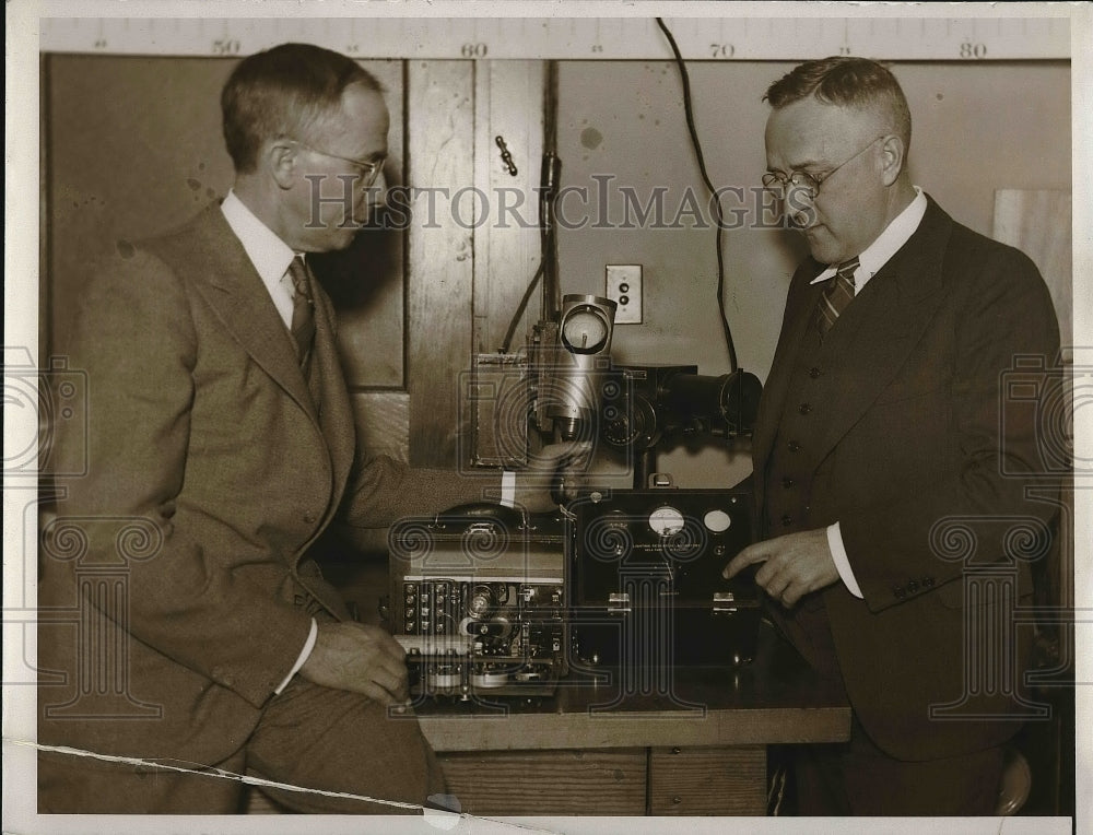 1934 Press Photo A. H. Taylor, Dr. N. Huckliesh - Historic Images