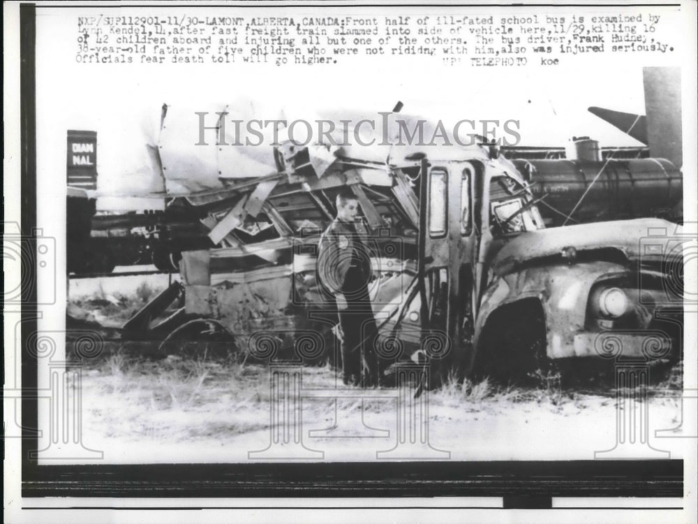 1960 Press Photo Front half of ill-fated school bus is examined by Lynn Kendel - Historic Images