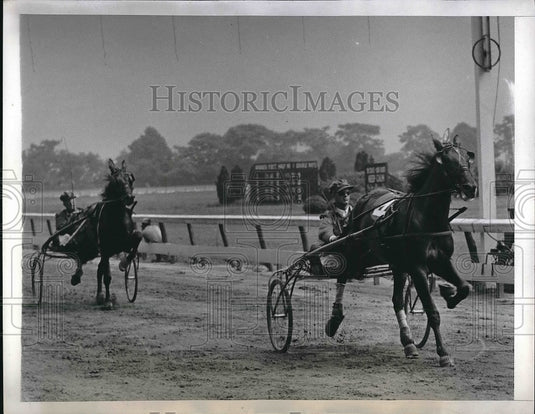 1943 Press Photo Red Tower driven by by E. Havens followed by Ruth's Day with-Historic Images