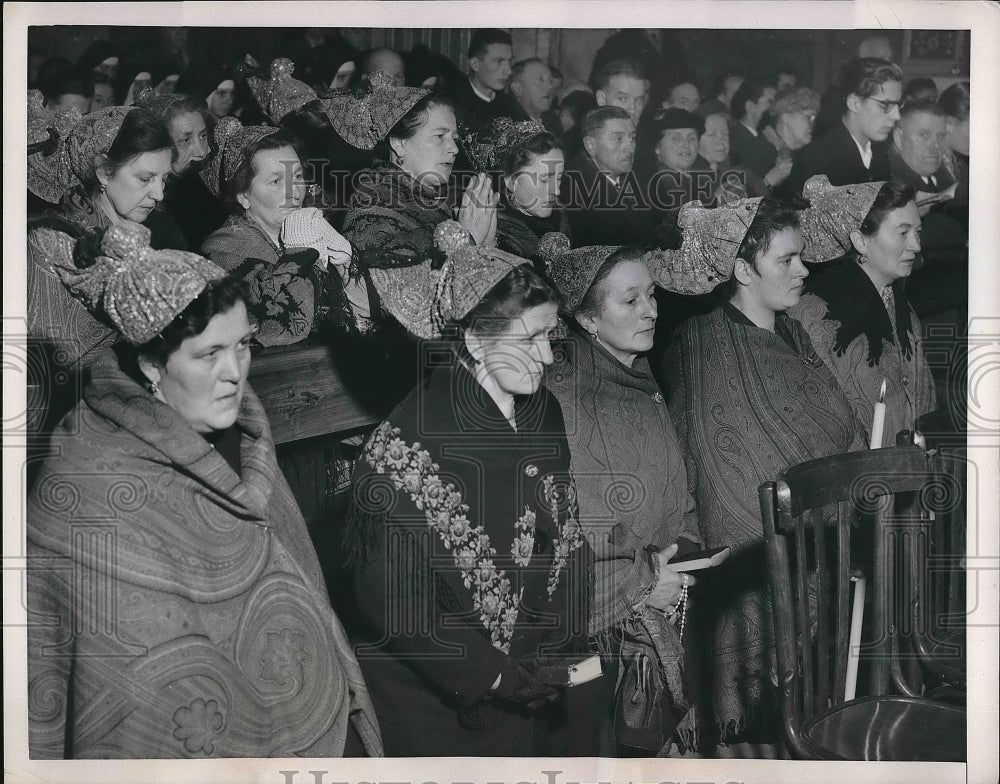 1953 Press Photo Women Wearing Traditional Costumes During Church Service - Historic Images