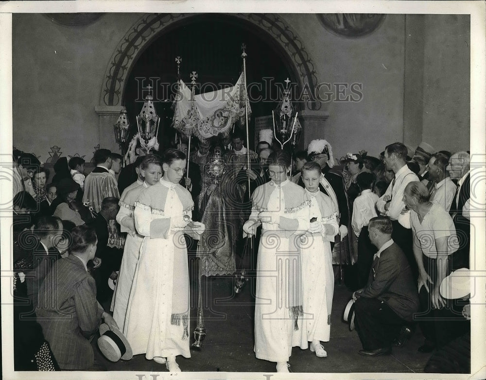 1939 Press Photo L. A. Catholics at Plaza Church - Historic Images