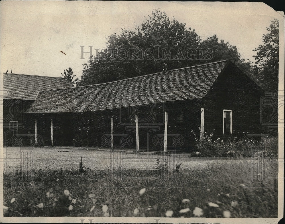 Press Photo Barn in Fairview Village from which beer was confiscated - Historic Images