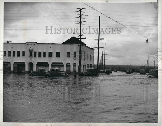 1941 Floods in the intersection of Slauson Ave. & Sepulveda Blvd.-Historic Images