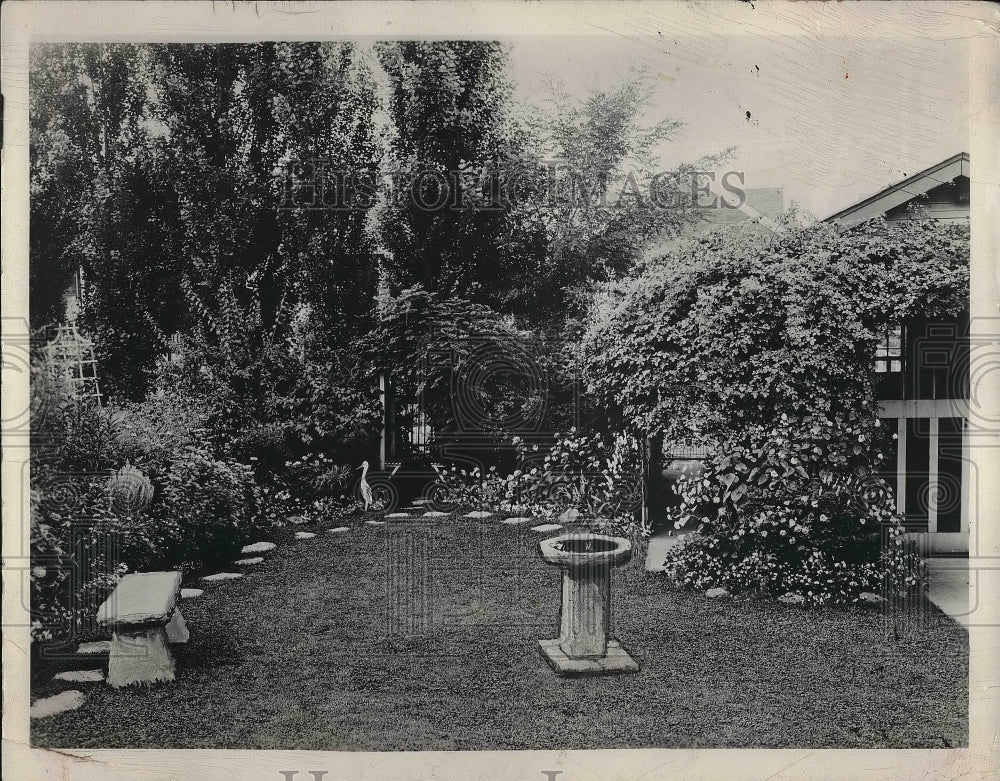 1934 Press Photo Flower garden of Mrs. Gene Schellentery - Historic Images