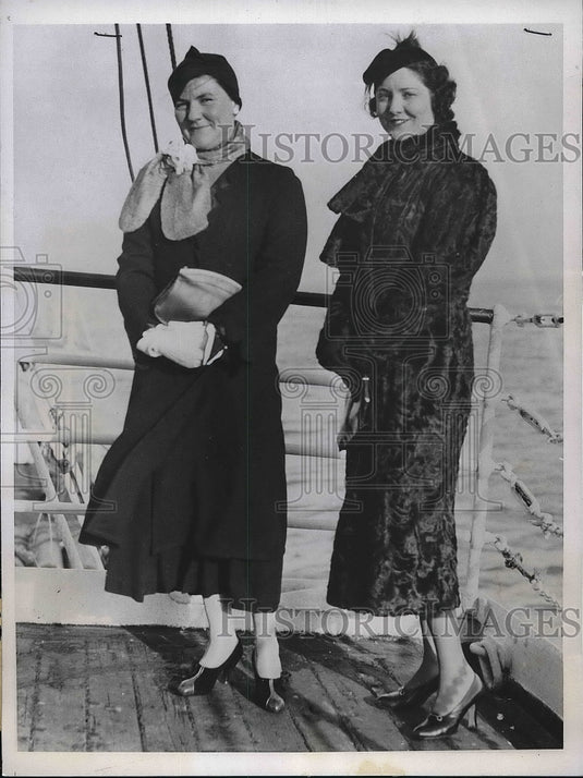 1934 Socialites Miss Helene Powers and Mrs Kathleen Bergh - Historic Images