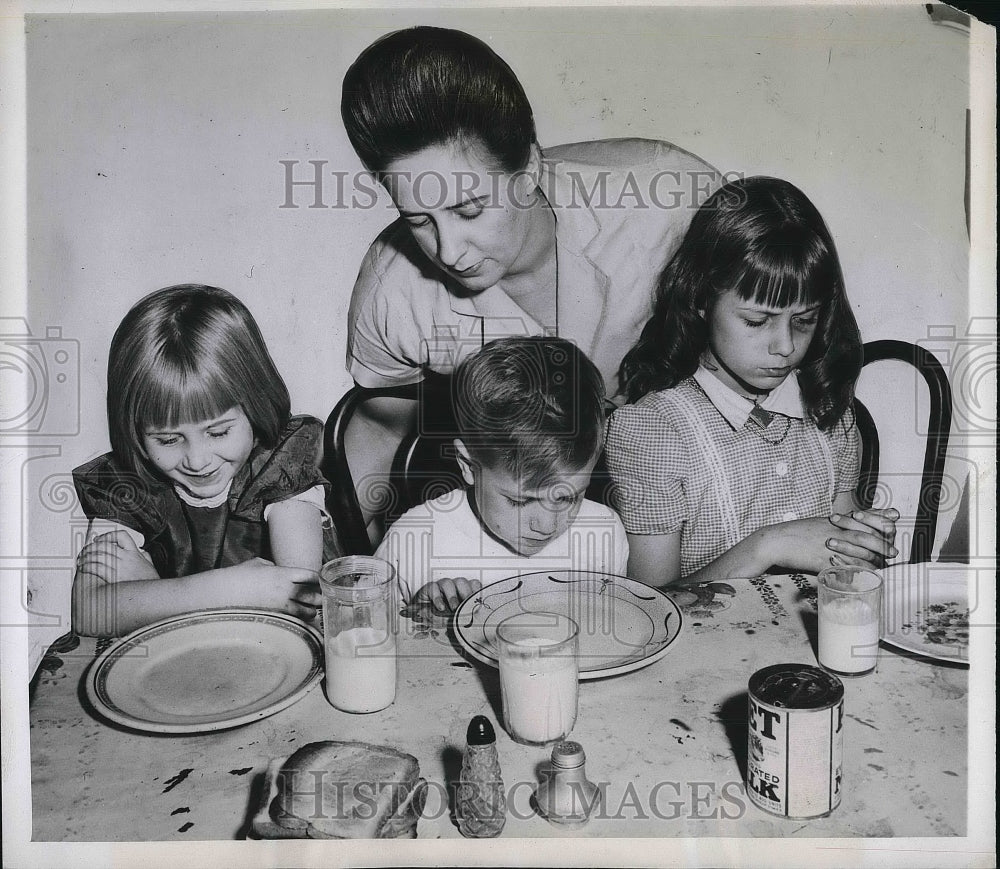 1947 Mrs. Verna Mason, 30, Linda Lee, 5, Melvin, 4, Joyce, 9 - Historic Images