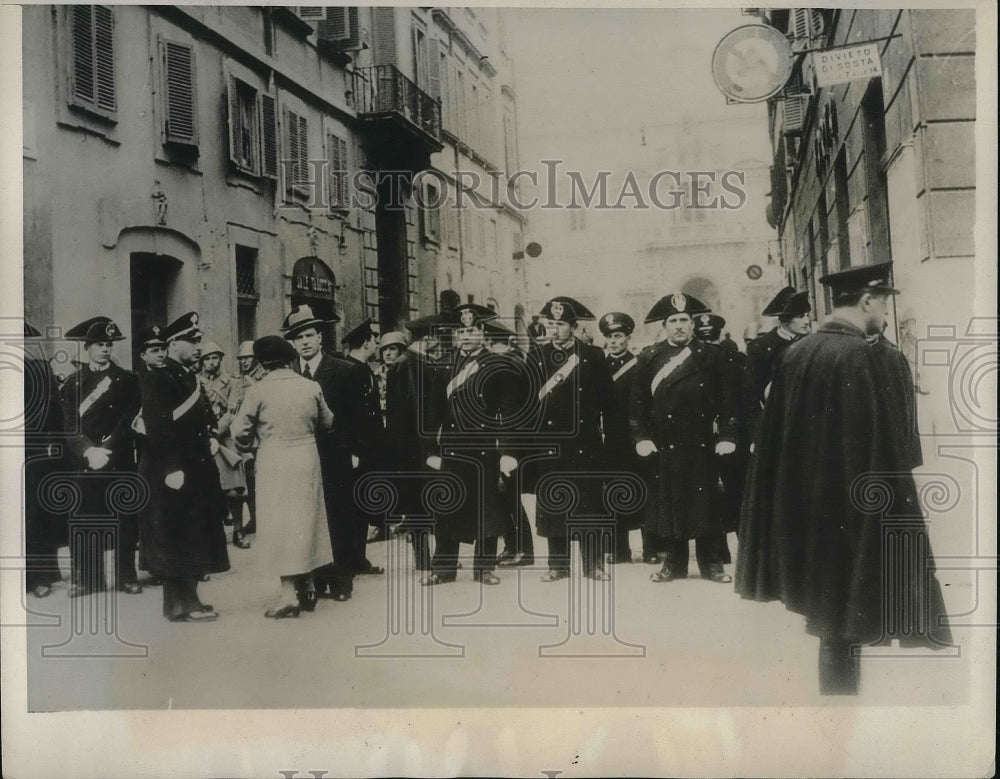 1938 Press Photo Police Blockade in Rome During Demonstrations - Historic Images