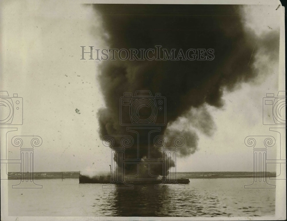 1932 Press Photo Tanker &quot;Stuart&quot; Explosion, Buckwheat Island, Tremely New Jersey - Historic Images