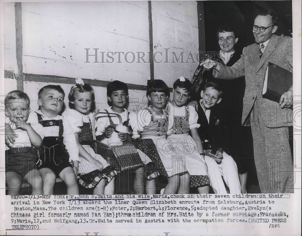 1952 Press Photo John Waite and Wife, Maria Aboard the Queen Elizabeth - Historic Images