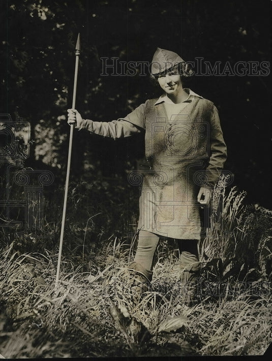 1922 Press Photo Ruth Wallace posing for photo - Historic Images