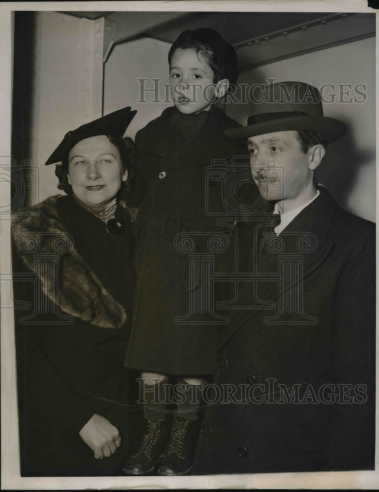 1941 Press Photo Dr. Jean Gabriel with his wife and son Jean Louis Dubuy-Historic Images