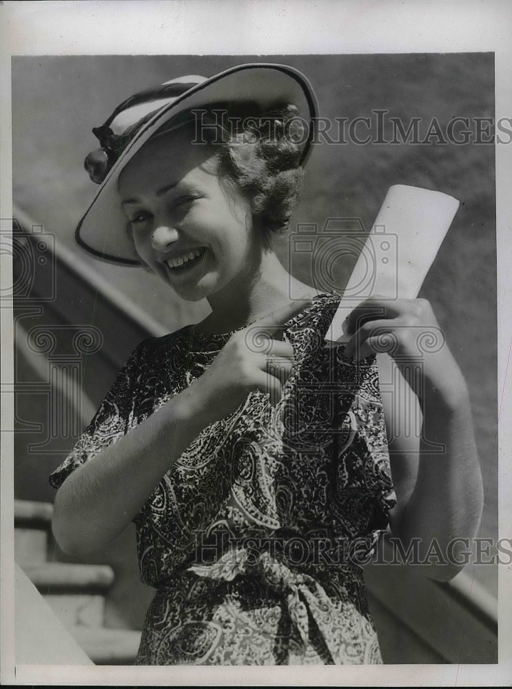 1935 Press Photo Alma Lloyd after signing Warner Bros contract - Historic Images