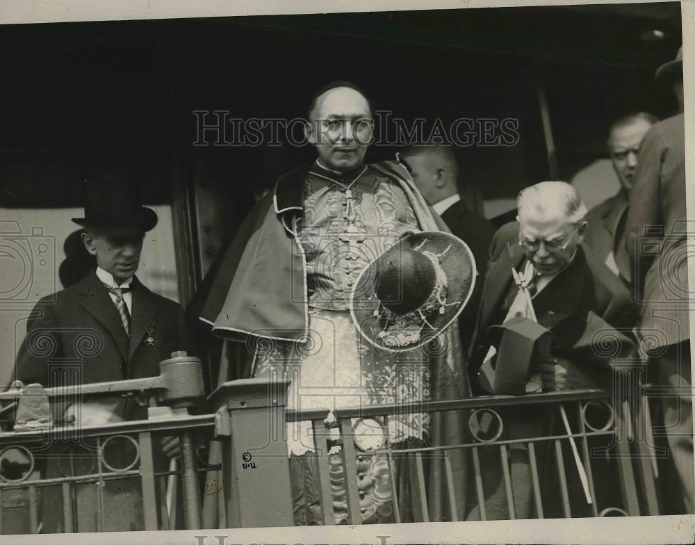 1924 Press Photo Cardinal Mandelin Anwing Standing On Balcony - Historic Images