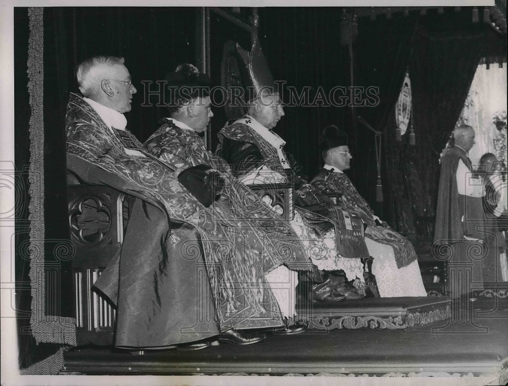 1934 Press Photo George Cardinal Mundelein Seated On Throne & D.J. Dunne - Historic Images