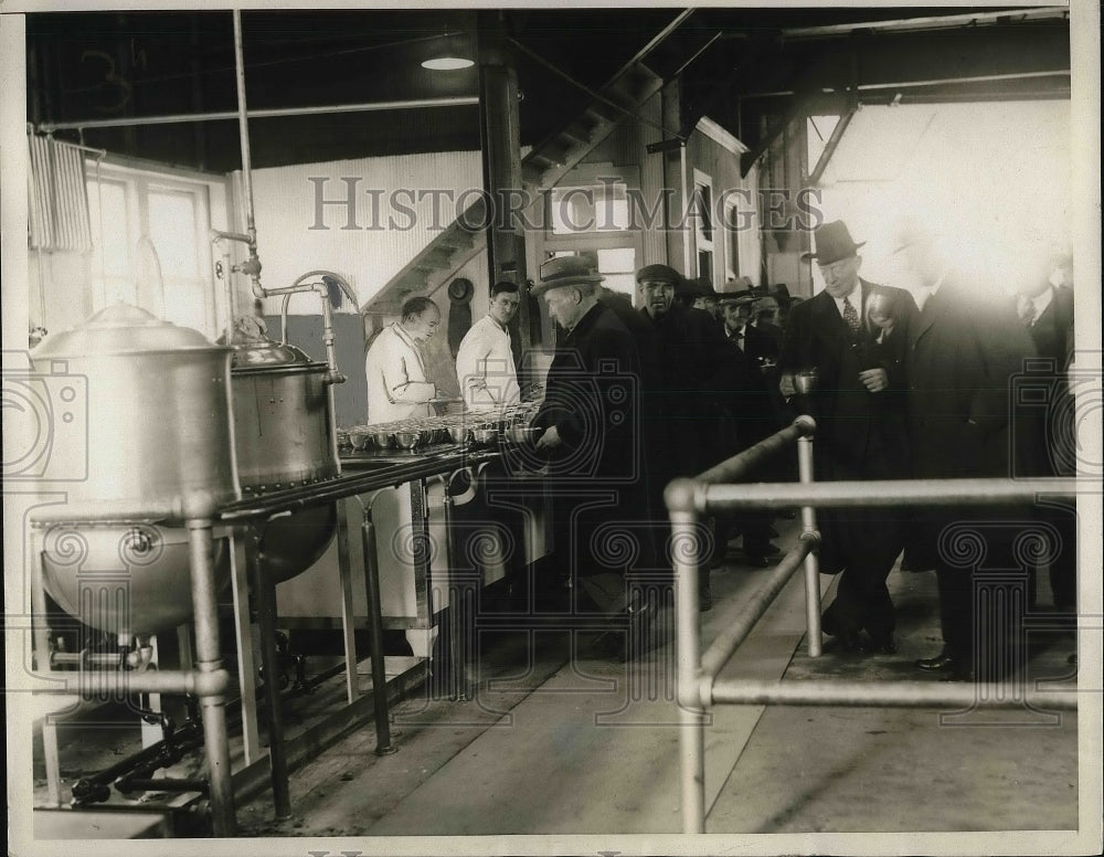 1930 View Of Crowd Inside New York City Lodging House For Needy-Historic Images