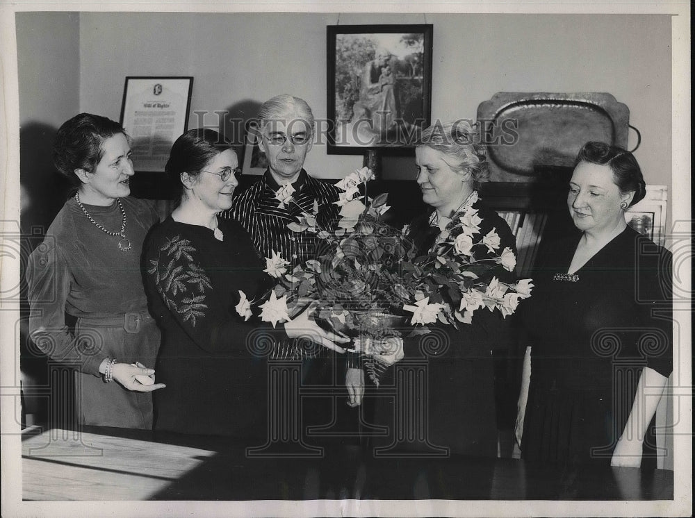 1940 Press Photo Katherine Lenroot receive silver bowl as Chief of Labor Dept. - Historic Images