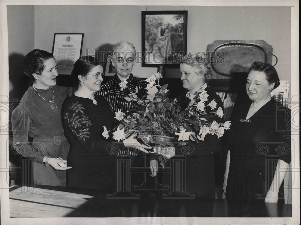 1940 Press Photo Katherine Lenroot receive silver bowl as Chief of Labor Dept. - Historic Images