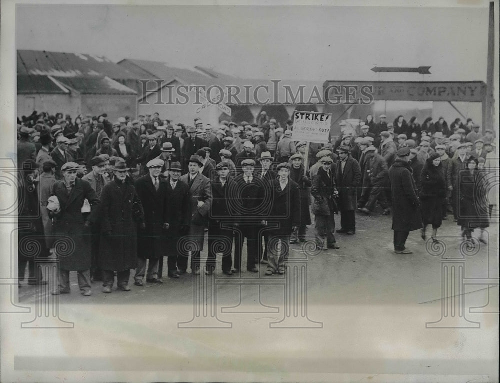 1933 Crowd pickets at main entrance to the South St. Paul, Minn.-Historic Images