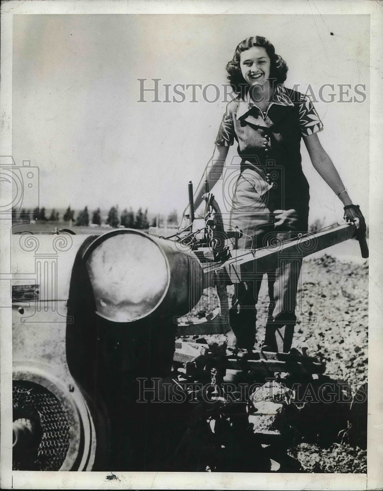 1941 Press Photo Joyce Roberts Only Coed Enrolled In College&#39;s Tractor Farm - Historic Images