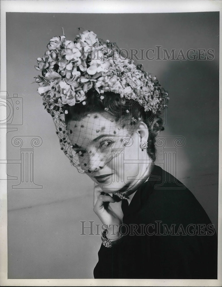 1946 Press Photo Mme. Pauline creates an open-crowned halot of pale straw braid-Historic Images