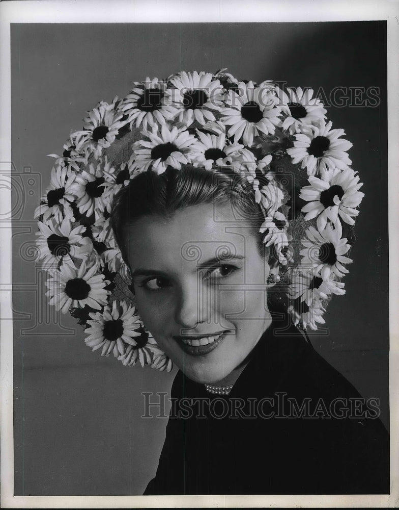 1946 Press Photo Close-fitting cap of white hairbraid designed by Anita Andra-Historic Images