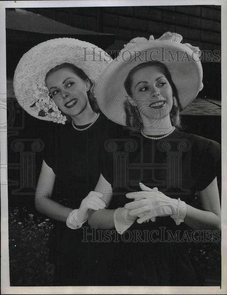 1946 Twin models wear Sally Victor&#39;s flowered pictures hats - Historic Images