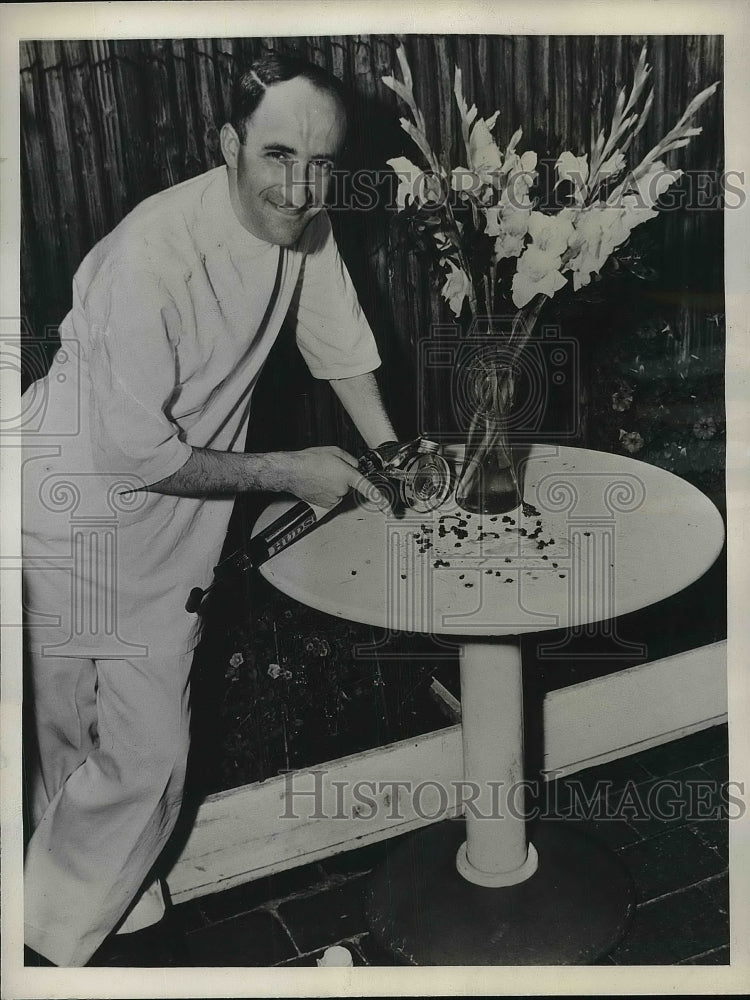 1939 Press Photo Eric Eichwald, a chemist, points to the dead Japanese Beetles - Historic Images