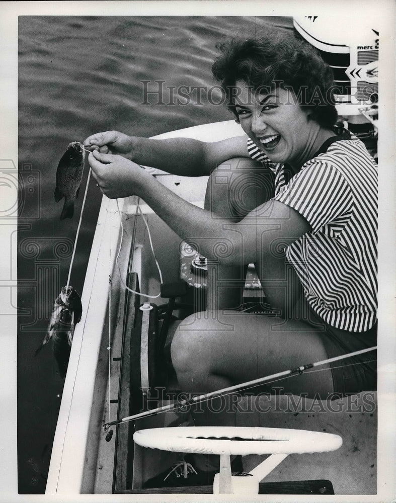 1960 Press Photo Ami Muir Makes Faces While Catching Fish In Sarasota, FL - Historic Images