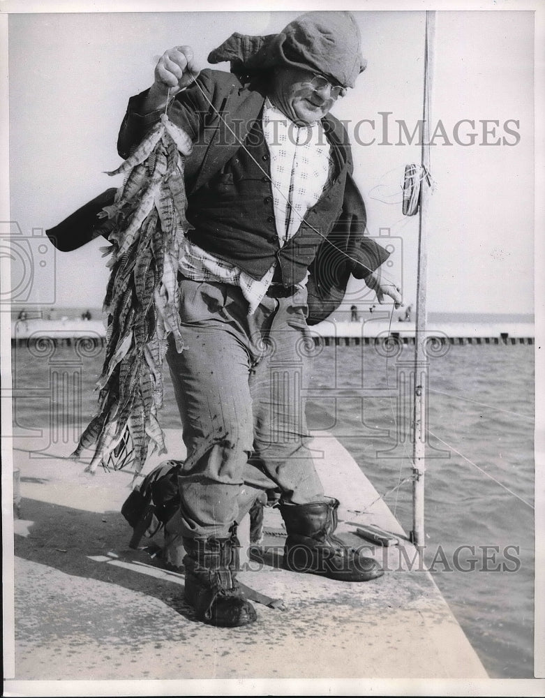 1951 Press Photo Herman Schneider catching perch in Lake Michigan - Historic Images