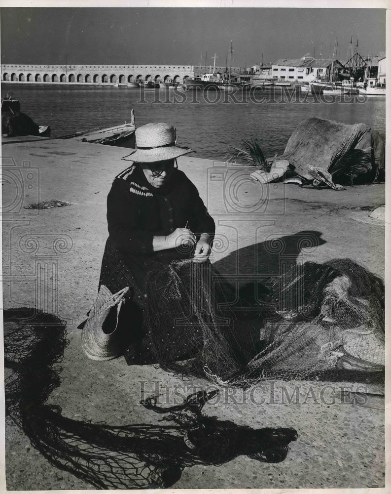 1949 Press Photo A French fisherman's wife mends one of her husband's nets - Historic Images
