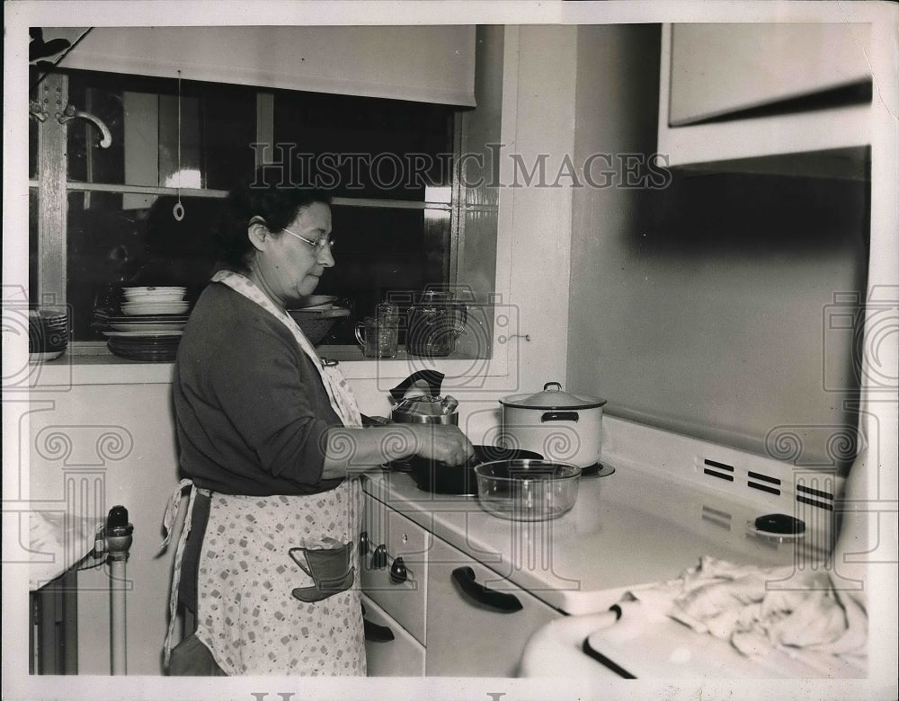 1937 Press Photo Mrs. P. Berkowitz cooking her 1st meal over electric stove - Historic Images