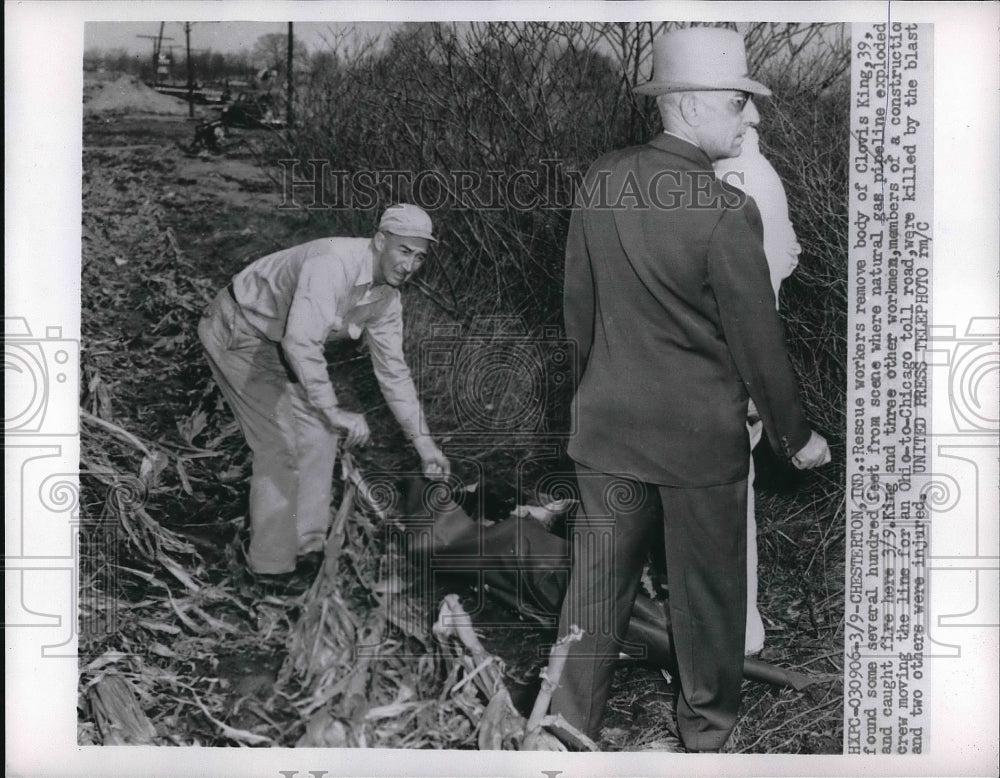 1955 Press Photo Rescue workers removing body of Clovis King - Historic Images