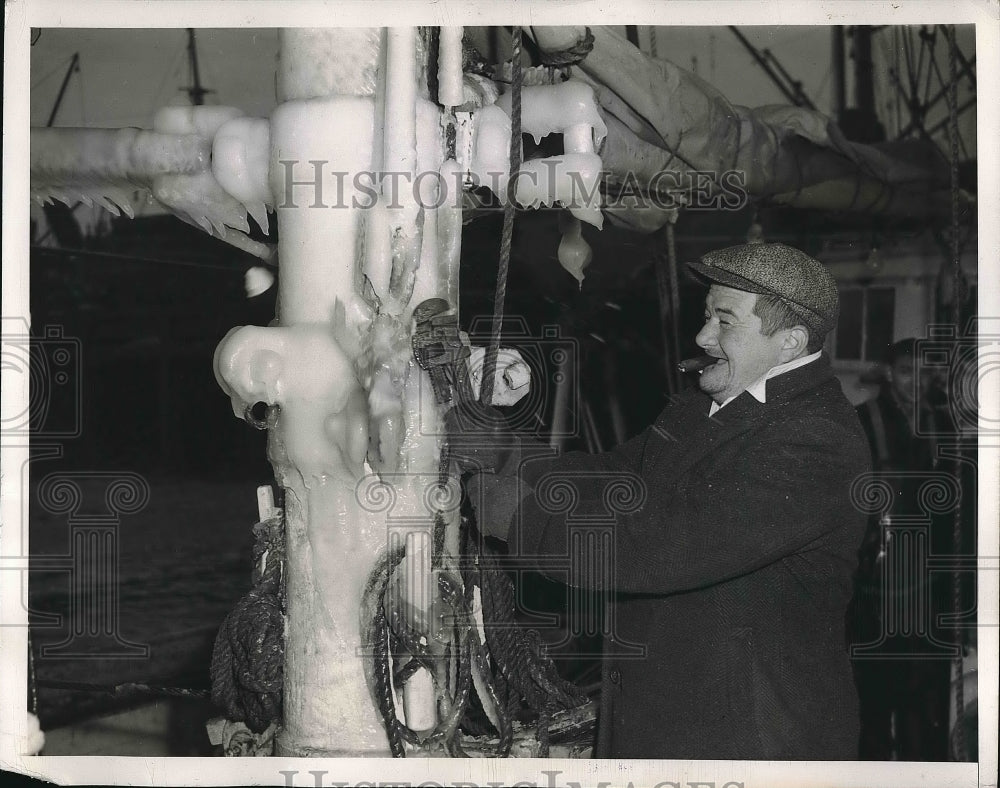 1945 Press Photo Joe Fish Crew Member Hacks Away at Built Up Ice On Boat-Historic Images