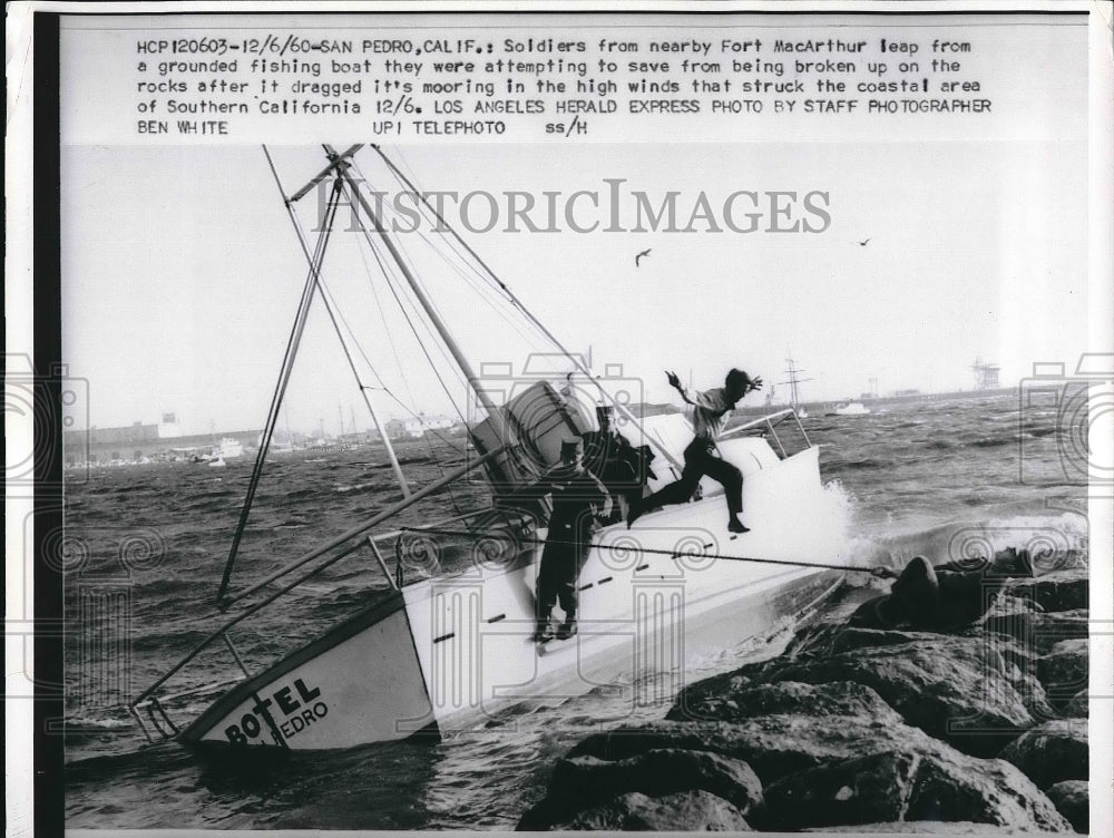 1960 Press Photo Soldiers From Ft. MacArthur Leap From Grounded Fishing Boat - Historic Images