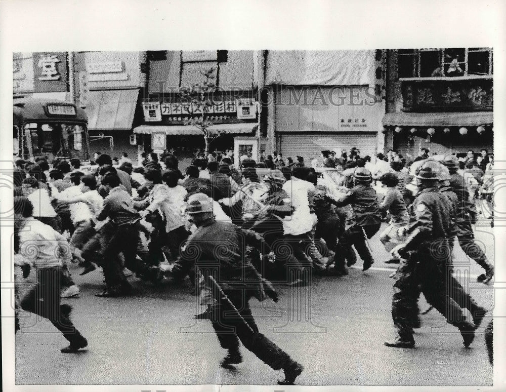 1969 Press Photo Toyko, riot police chase students at railroad station - Historic Images