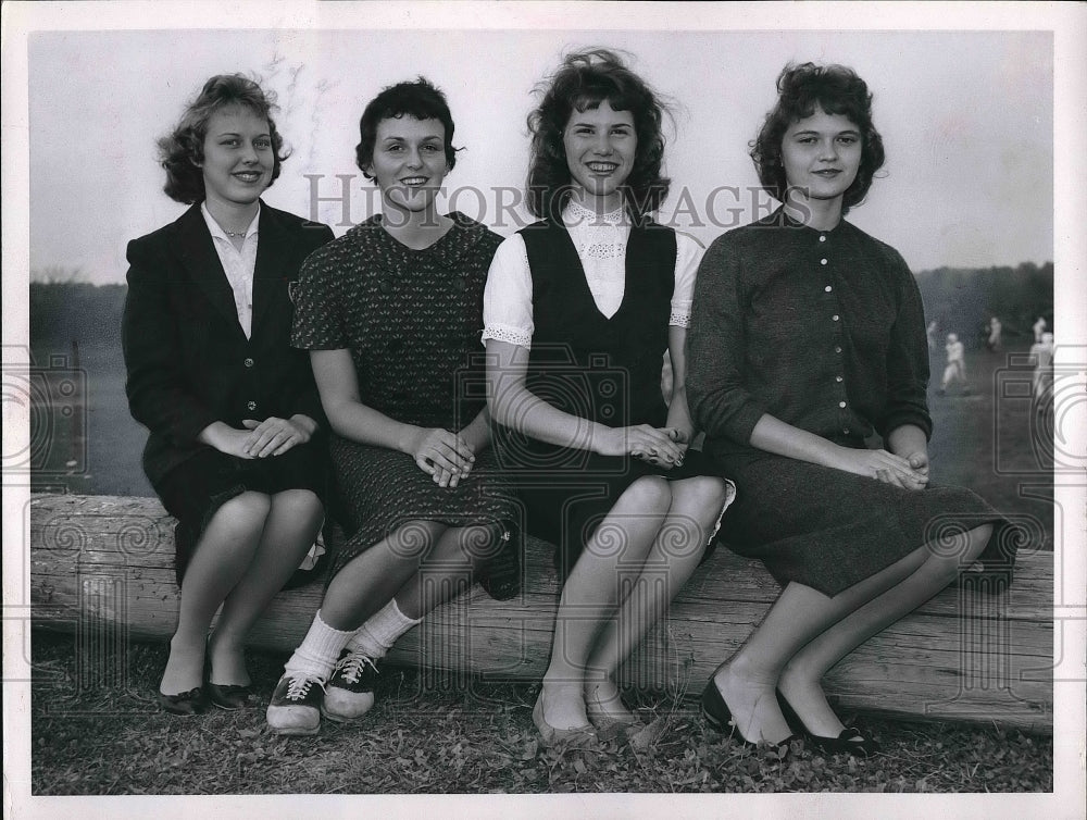 1960 Press Photo Carol Hahn Han Kapcar Sandra Schneider Nancy Bedford posing. - Historic Images