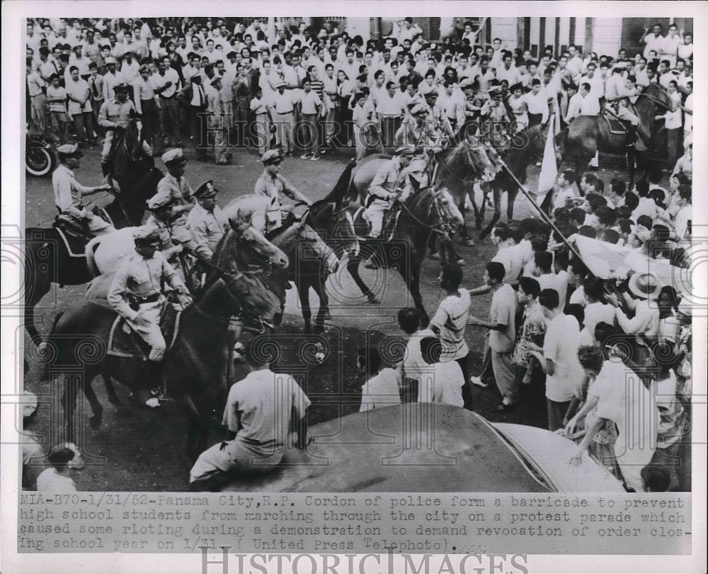 1952 Press Photo Police Form Barricade to Prevent Students From Protest March - Historic Images