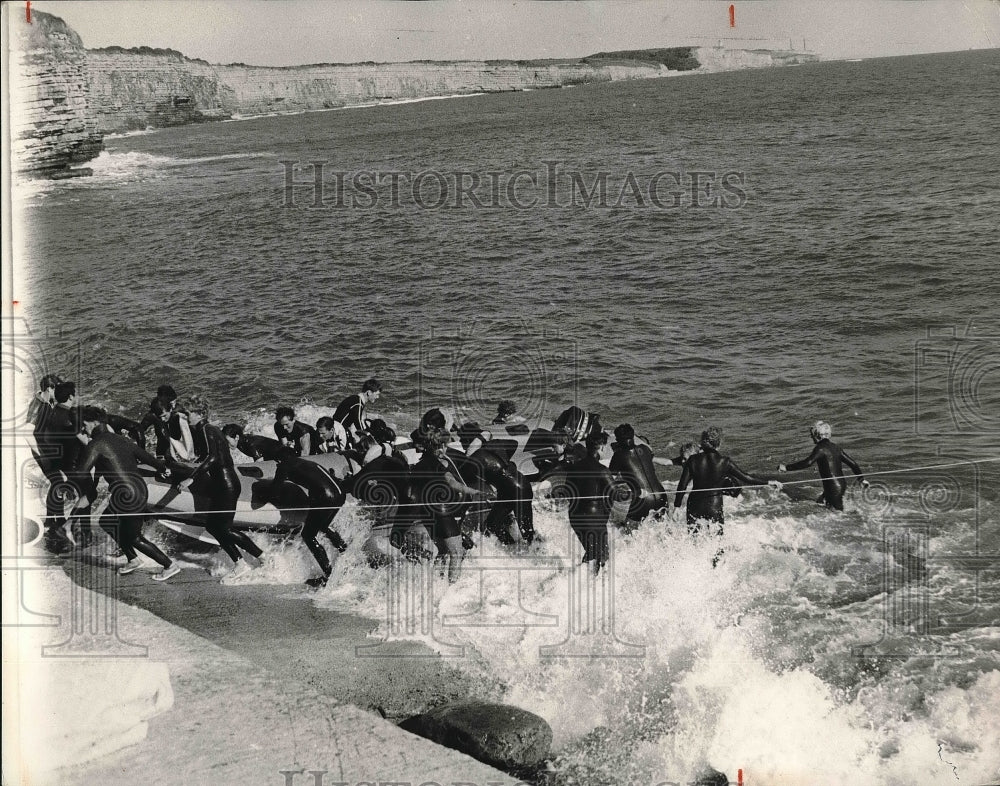 1970 Press Photo Athletic College students &amp; rubber rafts on coastline - Historic Images