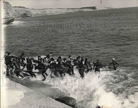 1970 Press Photo Athletic College students & rubber rafts on coastline - Historic Images