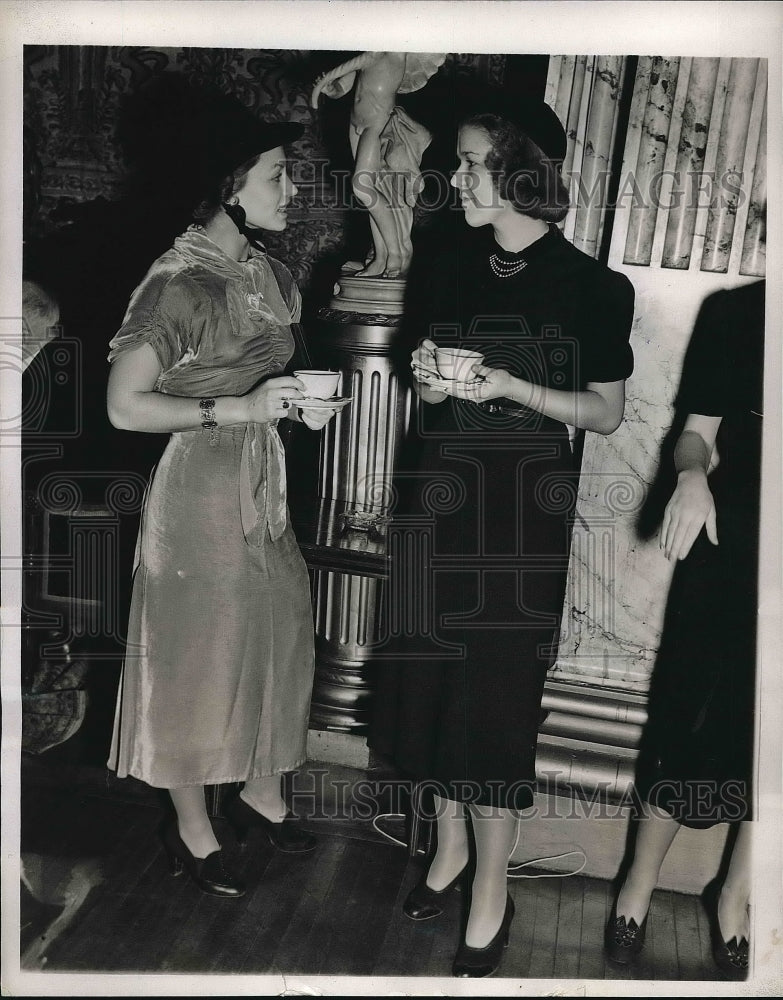 1938 Press Photo Dorothy Hartwig, Isabel Butterworth At Meeting on Viennese Ball-Historic Images